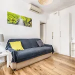 Stayeasy Fara12 - Station & Downtown Walking Distance *