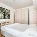 Stayeasy Fara12 - Station & Downtown Walking Distance شقة ميلان