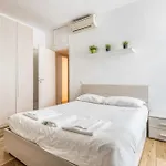 Stayeasy Fara12 - Station & Downtown Walking Distance شقة
