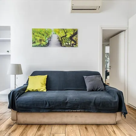 Stayeasy Fara12 - Station & Downtown Walking Distance *