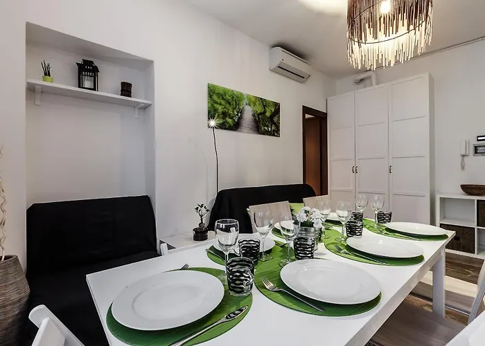 Stayeasy Fara12 - Station & Downtown Walking Distance Apartment