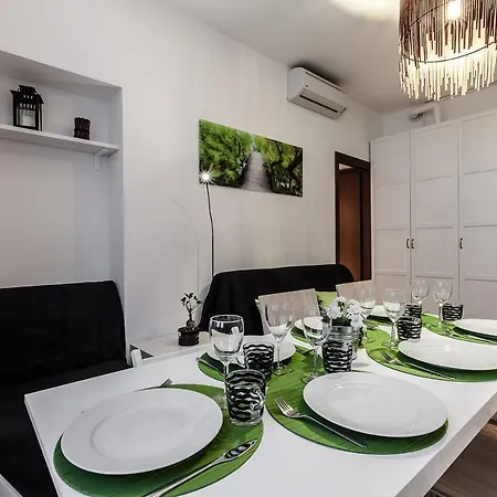 Stayeasy Fara12 - Station & Downtown Walking Distance Apartment